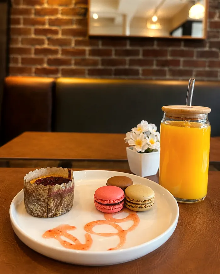Macarons et gâteau au fromage, avec un jus d'orange