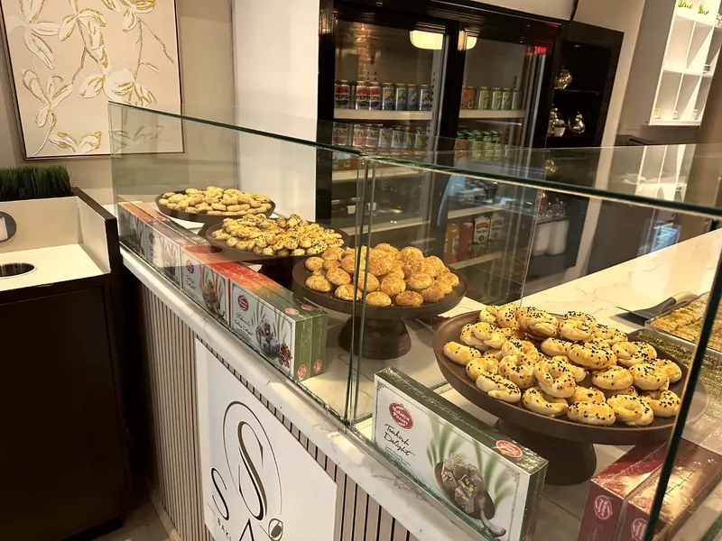 Vitrine du comptoir : biscuits, petits pains au sésame et boîtes de loukoum